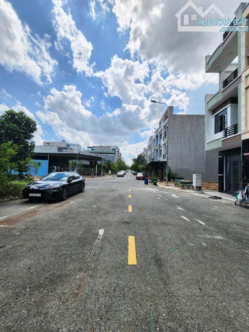 6,5Tỷ TL🔥Bán nhà 1 Trệt 2 Lầu_80m2_Full nội thất KDC Phú Hồng Thịnh, p.Bình An, Tp.Dĩ An - 1