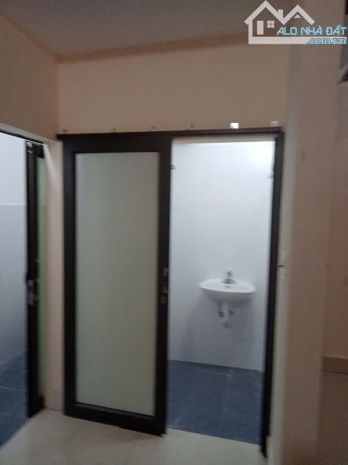 Cho thuê nhà nguyên căn cấp 4 mới xây , xây 60m2 nhà trên 100m2 đất nội thát cơ bản sân rộ - 1