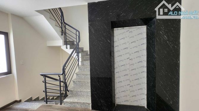 TOÀ NHÀ VĂN PHÒNG 7 TẦNG THANG MÁY - 129m2 (5×26) - KHU CV LÀNG HOA - 18.5 TỶ - 1