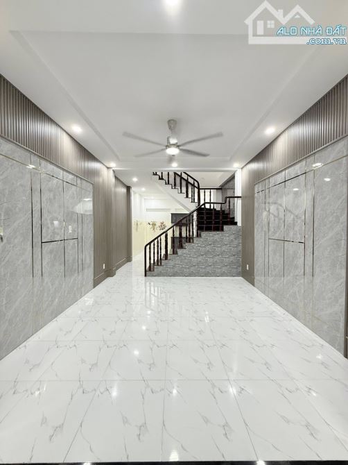 Bán Gấp!!! Nhà Ở Ngay Dĩ An, Trệt Lầu, 4x17, Hẻm 8M, Sân Đậu Ô Tô, Nhỉn 3 Đồng TL NHANH - 1