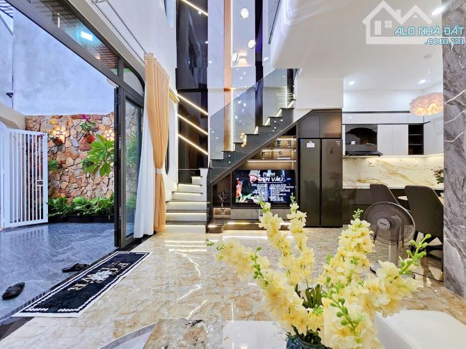 BÁN NHÀ VIỆT HƯNG GIÁ 9.X TỶ, 70M2, MT5M, 4 TẦNG, Ô TÔ, VIEW CÔNG VIÊN - 1