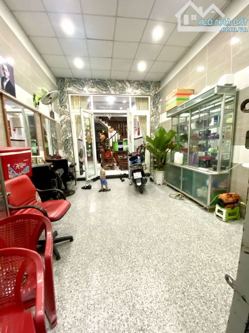 Mặt Tiền PHẠM THỊ GIÂY - Nhà 3 Tầng - DT: 72m2 - Vị Trí Đắc Địa - Giáp Quận 12. - 2