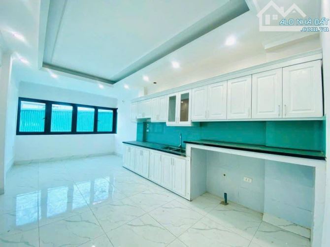 NHÀ MỚI KIM GIANG 30M2 - 7 TẦNG THANG MÁY - THÔNG SÀN - 6M RA Ô TÔ - Ở SƯỚNG - 7.8 TỶ - 3