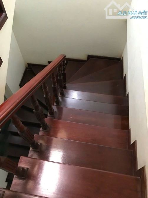 Bán nhà Kim Đồng , gần phố , ô tô đỗ cửa , diện tích rộng . Dt 90m x 5T x 14 ,5 Tỷ