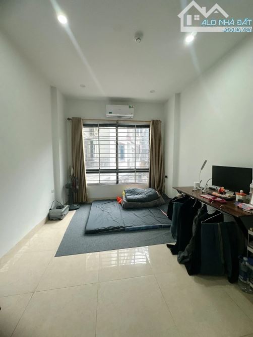 NHÀ NGUYỄN  TRÃI NẰM TẠI VỊ TRÍ RẤT ĐẸP - GẦN PHỐ  - TRƯỚC NHÀ THOÁNG - Ô TÔ NHỎ ĐỖ CỬA - - 3