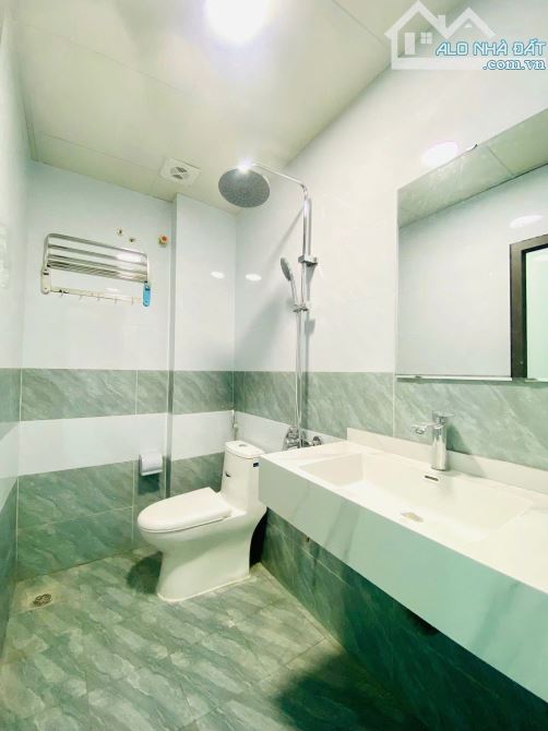NHÀ MỚI KIM GIANG 30M2 - 7 TẦNG THANG MÁY - THÔNG SÀN - 6M RA Ô TÔ - Ở SƯỚNG - 7.8 TỶ - 5