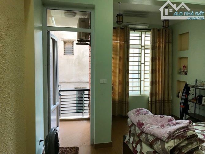 Bán nhà Kim Đồng , gần phố , ô tô đỗ cửa , diện tích rộng . Dt 90m x 5T x 14 ,5 Tỷ - 3