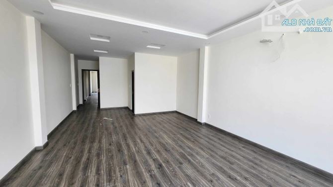TOÀ NHÀ VĂN PHÒNG 7 TẦNG THANG MÁY - 129m2 (5×26) - KHU CV LÀNG HOA - 18.5 TỶ - 6