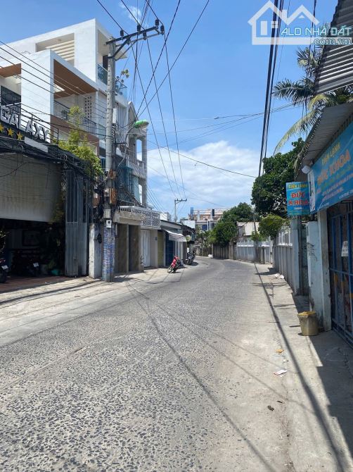 Bán dãy trọ đường Ngô Đến 12 phòng dt 196m2 ngang 8m đường 5m