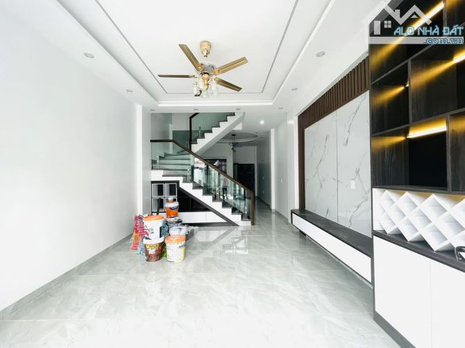 1 NHÀ 3 TÂNG KHÚC HẠO - Ô TÔ ĐÔ CỨA - 61M* SÃN CÔNG - GIÁ CHÍ 3,75 TY