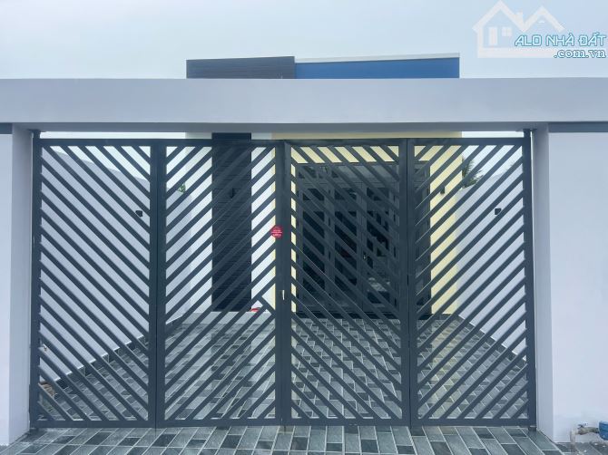 Bán nhà trệt 2 phòng ngủ mới xây mặt đuờng bê tông 4m cách Quốc Lộ 1A khoảng 500m( ngay ph