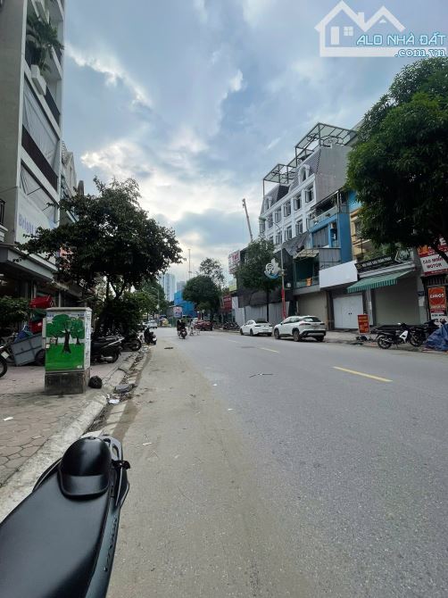 BÁN NHÀ YÊN XÁ TỔNG CỤC 5 TÂN TRIỀU. PHÂN LÔ . VỈA HÈ . DT 67M . 4 TẦNG MT 5M . MUA NHANH