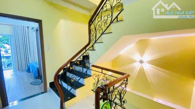 Nhà 3 tầng mặt tiền Thạch Lam, gần biển Mỹ Khê,