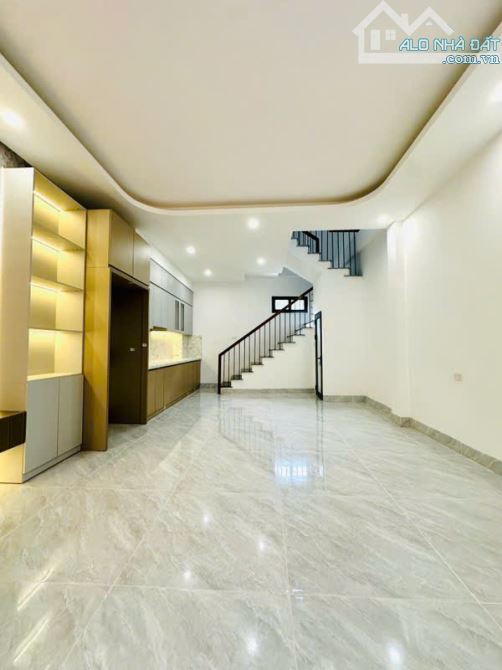 Hàng hiếm Long Biên – Nhà 5 tầng mới, 40m², ô chờ thang máy, ô tô đỗ gần, 6 tỷ+
