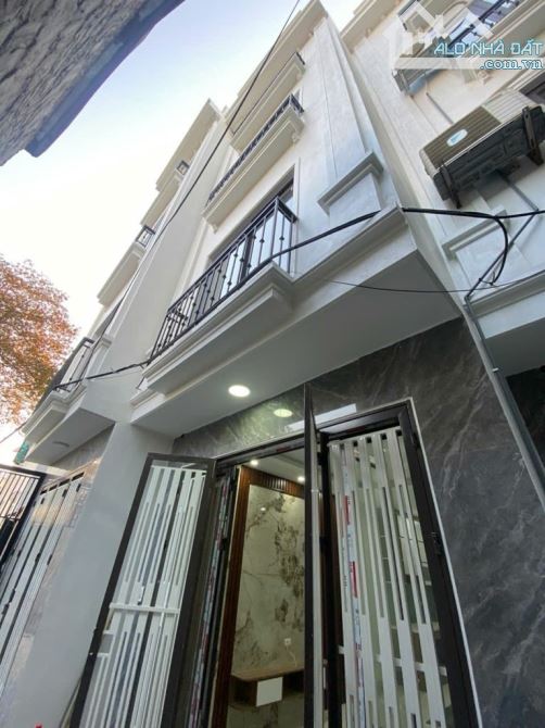 BÁN NHÀ TRẦN THÁI TÔNG CẦU GIẤY DÂN XÂY LÔ GÓC 5 TẦNG GẦN PHỐ DỊCH VỌNG HẬU 43m NHỈNH 9 TỶ
