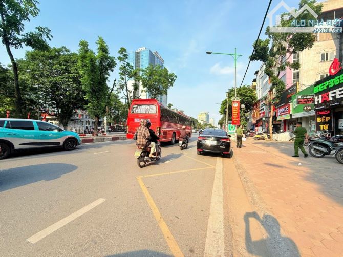 MẶT PHỐ HOÀNG QUỐC VIỆT – VỈA HÈ 6M – TÒA VĂN PHÒNG HIỆN ĐẠI – 5 TẦNG – 121m² – 49 TỶ