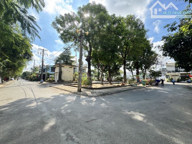 BÁN GẤP NHÀ 2 TẦNG MẶT TIỀN CÔNG VIÊN,DT 120M,LÊ VĂN VIỆT TÂN PHÚ, Giá Hơn 6 tỷ