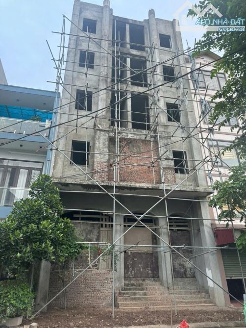NHÀ XÂY THÔ -  KHU PHÂN LÔ ĐỒNG SẬY - Ô TÔ TRÁNH.