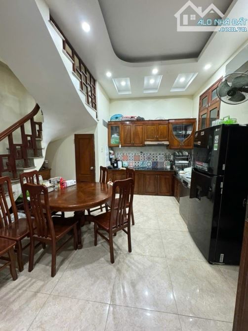 Thổ quan. Đống Đa 33m 5 tầng 7tỷ ô tô gần.