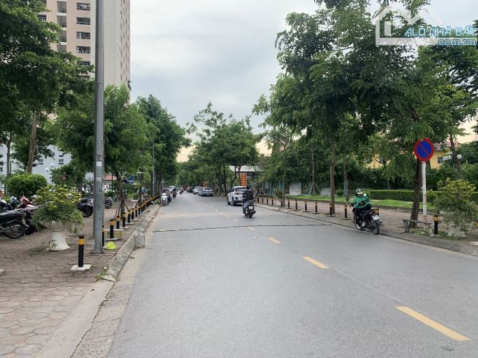 THẠCH BÀN CHUNG CƯ 110M- TẦNG 19 - 5.TỶ LÔ GÓC 2 BAN CÔNG-NỘI THẤT XỊN XÒ