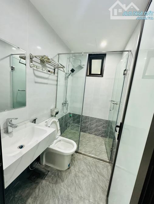 Bán nhà cạnh học viện tài chính, đủ công năng giá hiếm, đi bộ đi học, tô tô đõ cạnh.