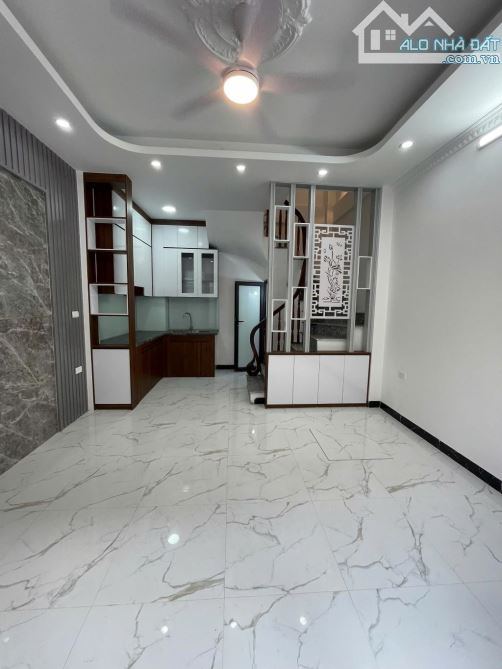 BÁN NHÀ TRUNG TÂM PHƯỜNG THẠCH BÀN – 31M² – GIÁ 5.98 TỶ – NHÀ ĐỘC LẬP – Ô TÔ ĐỖ CỔNG
