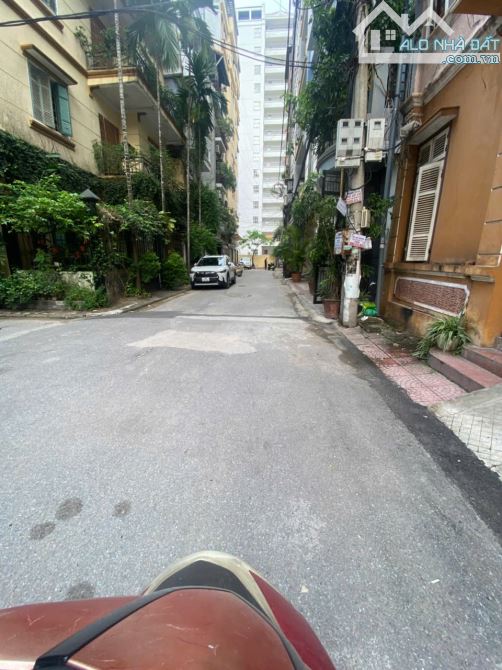 Bán nhà phân lô đường Trần Quốc Hoàn ngõ 2 ô tô tránh  DT: 55m2 x 5tầng, MT: 5m