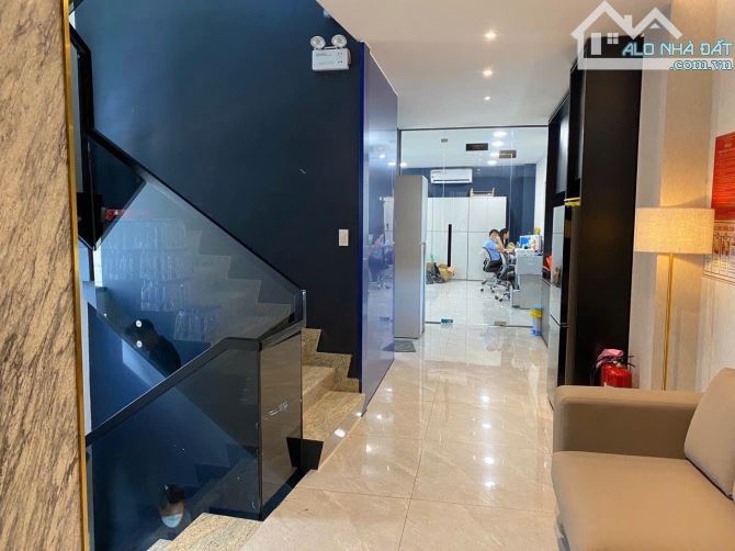 TÒA NHÀ NGAY LÊ VĂN VIỆT - 5 TẦNG CÓ HẦM - 193m2 - ĐANG CHO THUÊ VP 150TR/THÁNG