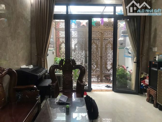 Nhà đẹp 3 tầng BTCT Trần Văn Cẩn, HXH tránh, 82m2, 4.4x15, 4PN, nở hậu