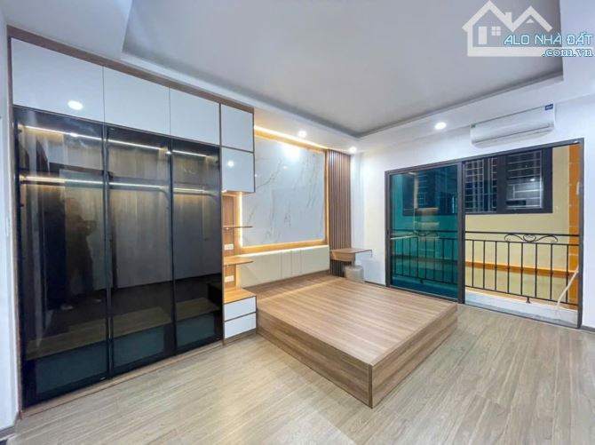 BÁN NHÀ THẠCH BÀN – 40M² – GIÁ 5.8 TỶ – MẶT TIỀN RỘNG 4.3M – FULL NỘI THẤT