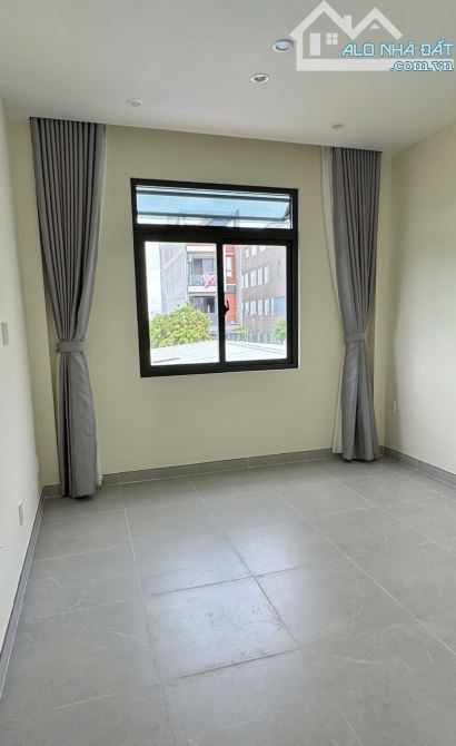 NHÀ ĐẸP NGUYỄN VĂN QUÁ – HẺM XE HƠI ĐỖ CỬA – 20m Ra MẶT TIỀN BỜ KÈ THAM LƯƠNG -51m2 – CHỈ - 1