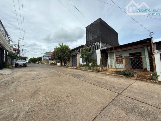 BÁN ĐẤT TẶNG NHÀ CẤP 4 ĐANG CHO THUÊ MẶT TIỀN KINH DOANH AMAKHE - 1