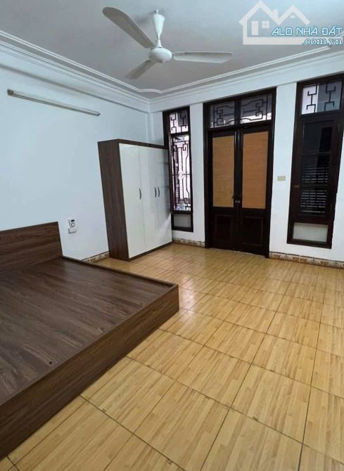 NHÀ ĐẸP NGUYỄN CHÍ THANH - PHÂN LÔ CÁN BỘ - VỊ TRÍ ĐẮC ĐỊA - Ô TÔ ĐỖ CỬA - 1
