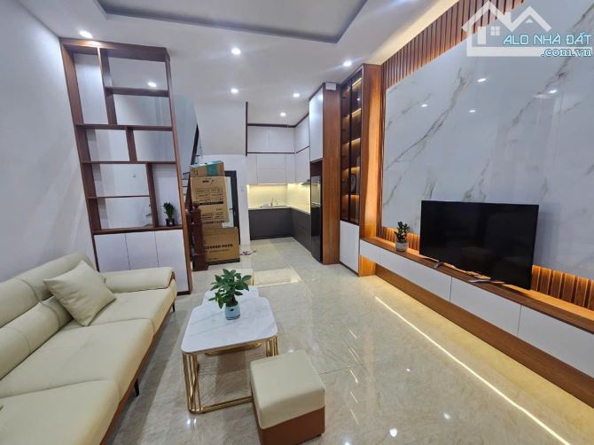 BÁN NHÀ THẠCH BÀN – 40M² – GIÁ 5.8 TỶ – MẶT TIỀN RỘNG 4.3M – FULL NỘI THẤT - 1