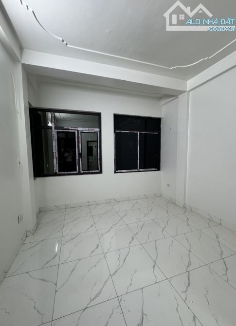 NGỌC THUỴ 65M2 - LÔ GÓC - OTO VÀO NHÀ - NỞ HẬU - DÂN XÂY CHẮC CHẮN - NỘI THẤT CƠ BẢN - 2