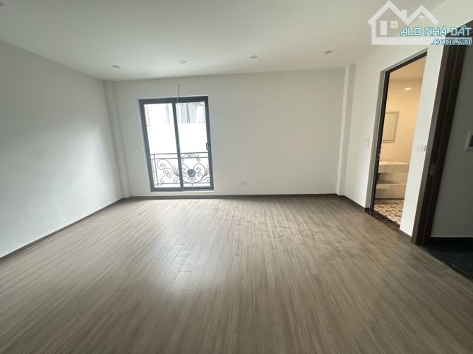 Phố Cổ Linh – 38.4m2 – 6.05 tỷ - Sau 1 nhà ra ô tô – Gần chợ - Hiếm có - 2