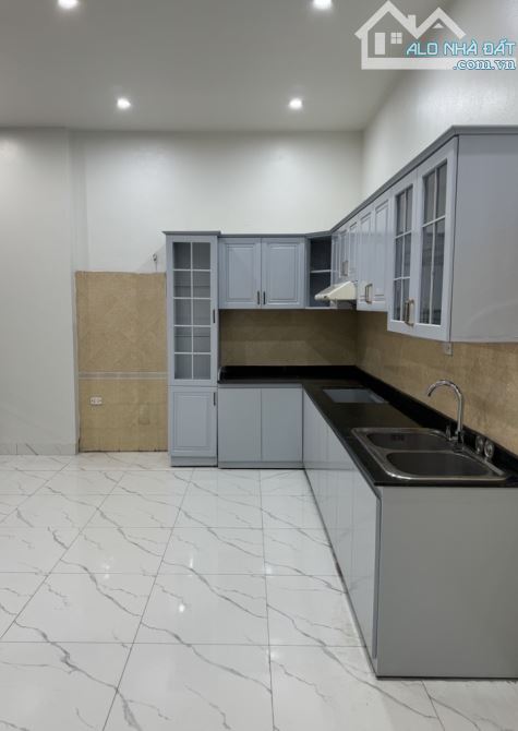 NGỌC THUỴ 65M2 - LÔ GÓC - OTO VÀO NHÀ - NỞ HẬU - DÂN XÂY CHẮC CHẮN - NỘI THẤT CƠ BẢN - 3
