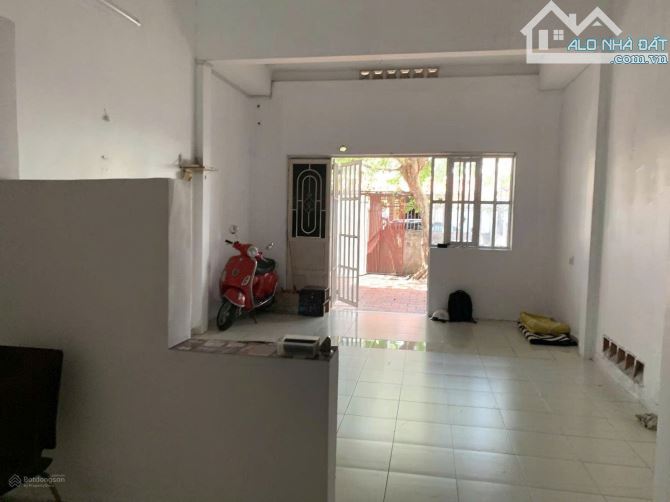 Cho thuê nhà HXT gần Big C DĨ An. Sân trước sau rộng, phù hợp ở gia đình - 3