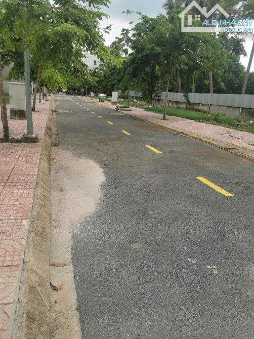 Bán nhà 3 tầng KHU PHÂN LÔ đường TX52, phường THẠNH XUÂN, Q12, dt169m²(4,1x40).Hẻm 10m - 3