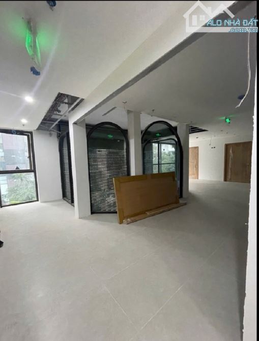 Mặt Phố.Cầu Giấy/ 142 tỷ / 240 M2 / 10 Tầng - 3
