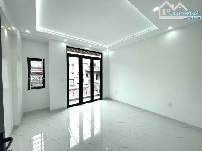 1 NHÀ 3 TÂNG KHÚC HẠO - Ô TÔ ĐÔ CỨA - 61M* SÃN CÔNG - GIÁ CHÍ 3,75 TY - 4