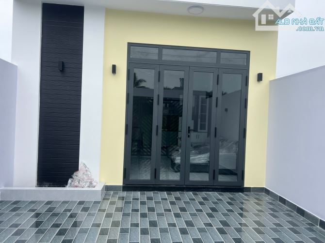 Bán nhà trệt 2 phòng ngủ mới xây mặt đuờng bê tông 4m cách Quốc Lộ 1A khoảng 500m( ngay ph - 4