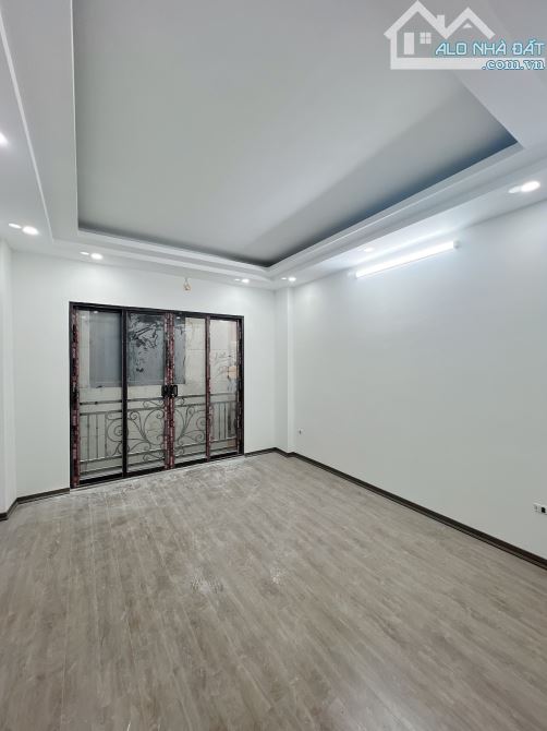 NHÀ VIP TÂN LẠC , 38M² , 5 TẦNG THANG MÁY MỚI TINH , MẶT TIỀN 4M , CỰC GẦN PHỐ , 9,3 TỶ - 4