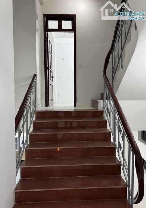 NGỌC THUỴ 65M2 - LÔ GÓC - OTO VÀO NHÀ - NỞ HẬU - DÂN XÂY CHẮC CHẮN - NỘI THẤT CƠ BẢN - 5