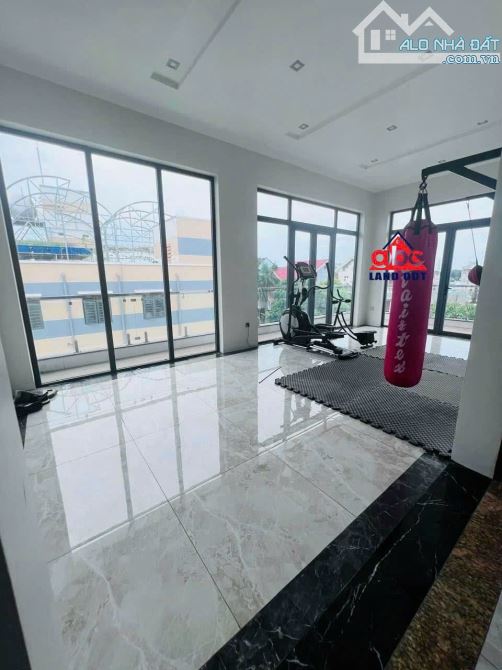 Hạ giá thêm 8 tỷ  còn 13ty( giá cũ 21 tỉ) Cần Bán Gấp Biệt Thự Ngang 10M ngay khu biệt thự - 8