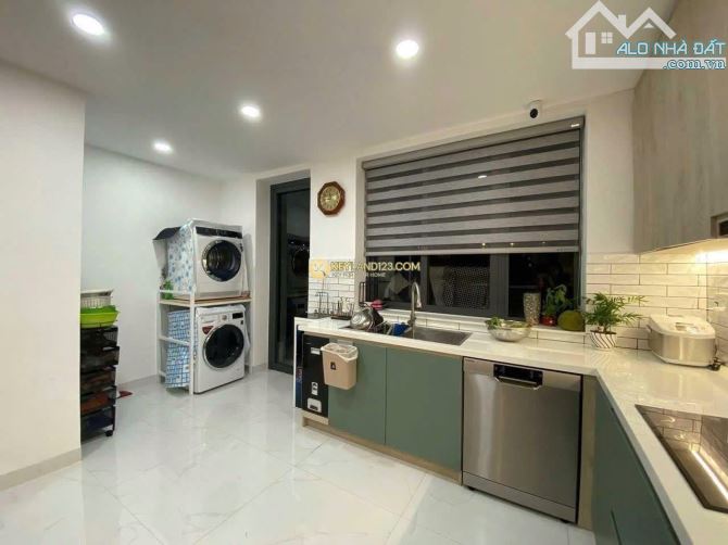 Cần bán gấp nhà phố 3 tầng, diện tích 100,64 m² (ngang 5 m) 3 tầng, 4 phòng ngủ - 8