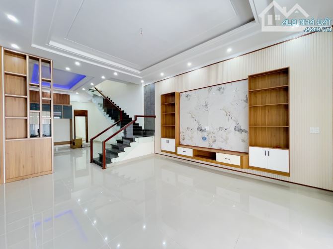 Nhà Siêu Đẹp Hẻm Lý Nam Đế - Đường nhựa thông