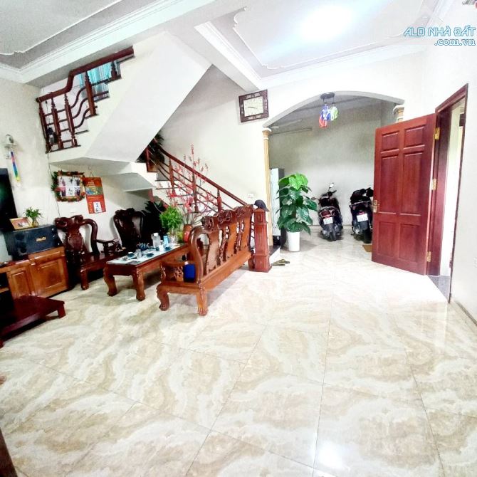 BÁN NHÀ THƯỢNG CÁT - DT 80M2 - 3 TẦNG - LÔ GÓC - TRƯỚC NHÀ Ô TÔ DỪNG ĐỖ TRÁNH NHAU