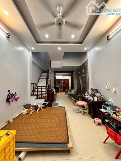 HOÀNG MAI -Ô CHỜ THANG MÁY - DÂN XÂY - 2 thoáng- 65m- nhỉnh 13 tỷ