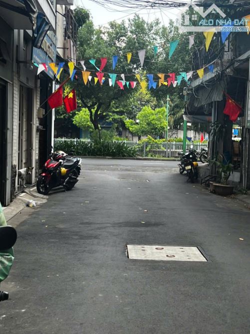 Bán nhà Hẻm 8m 453 Lê Văn Sỹ, P.12, Q.3. DT: 4.2x15.5m  4 tầng,Giá 12.5 tỷ TL